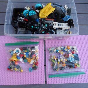 LEGO--Assorted LEGO Bricks and Lego figures in box - 1kg., 500 gr